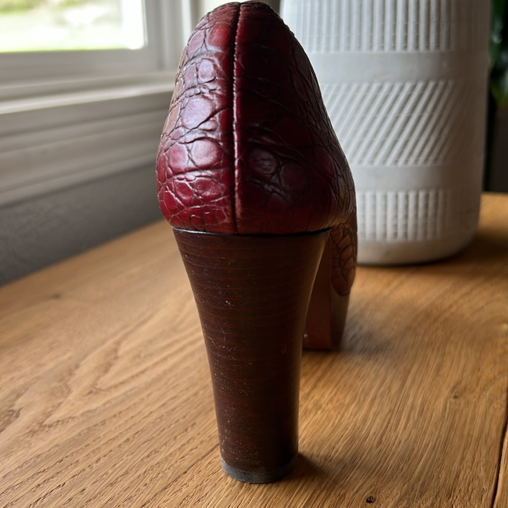 Chi Mihara Embossed Leather Deep Red Platform heels Size 7 1/2 Made in Spain - Picture 4 of 12